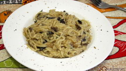 Спагетти в соусе из сушеных грибов