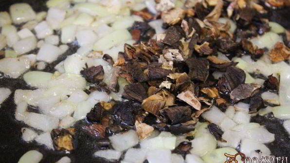 спагетти в соусе из сушеных грибов