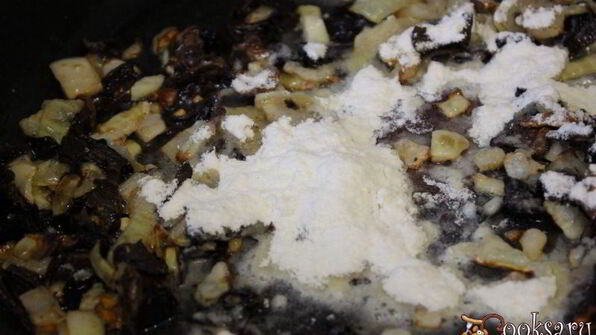 спагетти в соусе из сушеных грибов