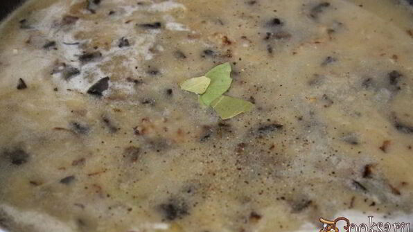 спагетти в соусе из сушеных грибов