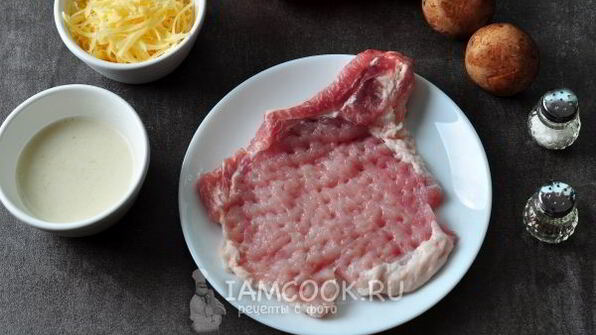 мясо по-французски с грибами и помидорами