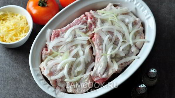 мясо по-французски с грибами и помидорами