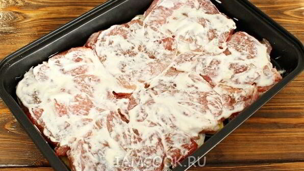 мясо по-французски с картошкой и помидорами