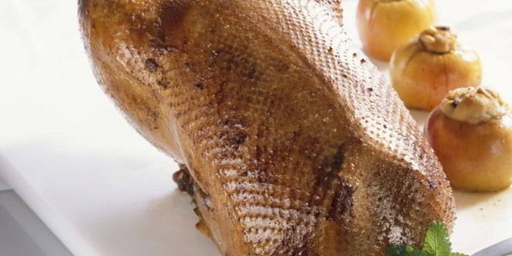 Рецепт гуся с черносливом и яблоками в духовке