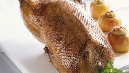 Гусь с черносливом и яблоками в духовке