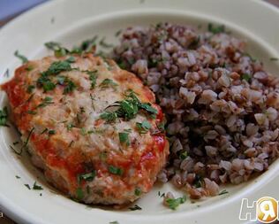 Куриные биточки с квашеной капустой