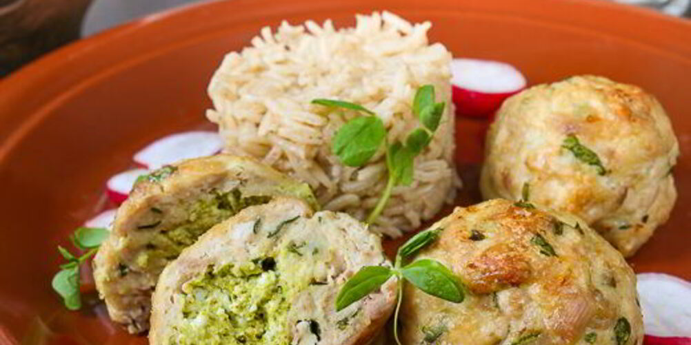 Рецепт куриных фрикаделек с фетой и песто