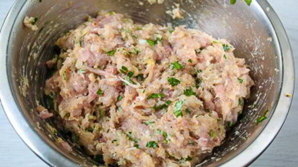 куриные фрикадельки с фетой и песто