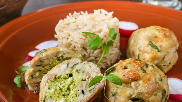 куриные фрикадельки с фетой и песто