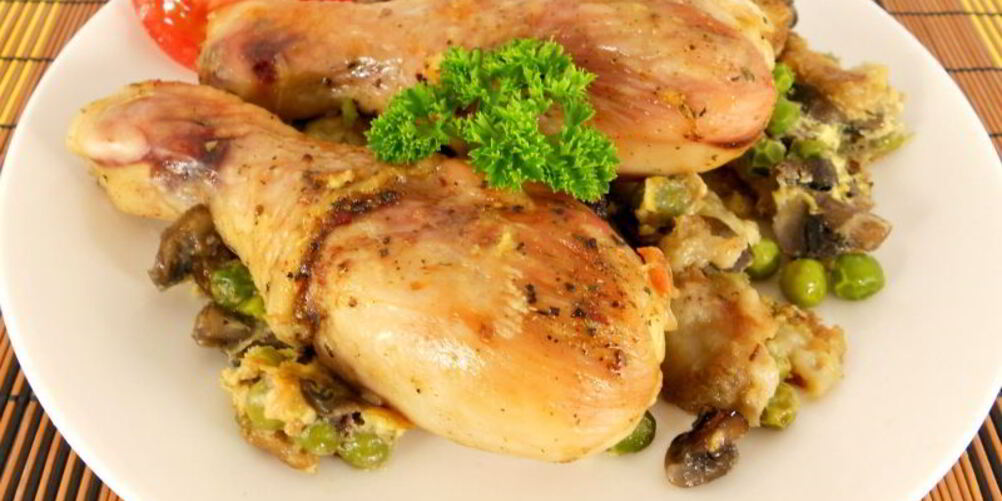 Рецепт куриных голеней с необычным гарниром в духовке