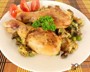 Куриные голени с необычным гарниром в духовке