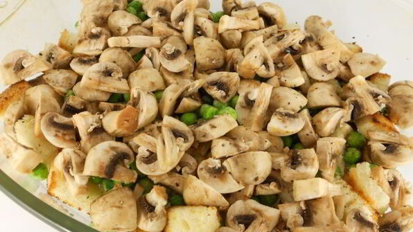 куриные голени с необычным гарниром в духовке