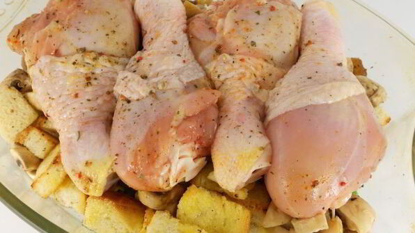 куриные голени с необычным гарниром в духовке