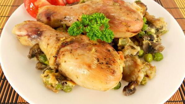 куриные голени с необычным гарниром в духовке