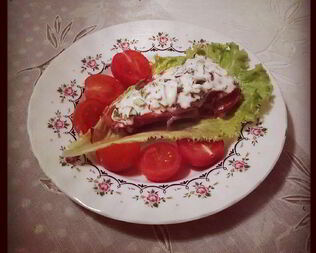 Куриные грудки в пармской ветчине под соусом из сливок и пряных трав