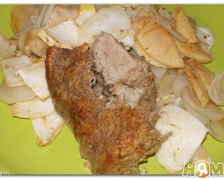 Свинина с картофелем, яблоком и сельдереем