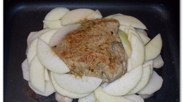 свинина с картофелем, яблоком и сельдереем