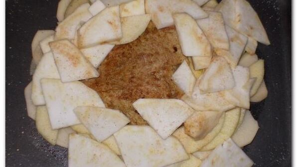 свинина с картофелем, яблоком и сельдереем