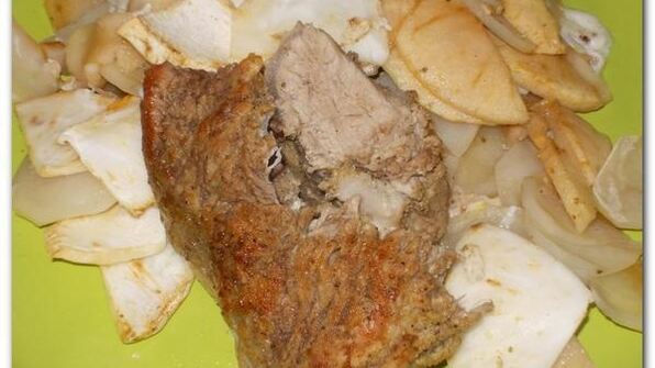 свинина с картофелем, яблоком и сельдереем