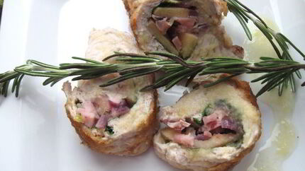 Свинина с розмарином, шпинатом и айвовым соусом