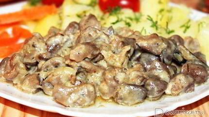 Тушеные куриные потрошки в сметане