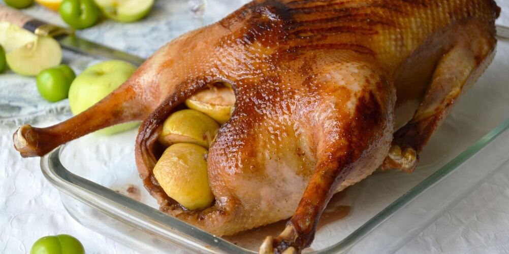 Рецепт запеченного гуся с яблоками и алычой в духовке