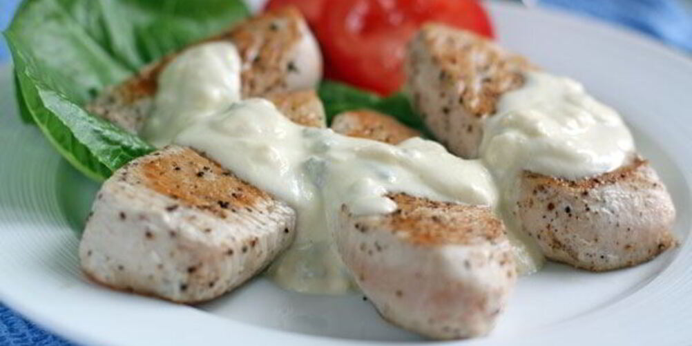 Рецепт жареной индейки с соусом из голубого сыра