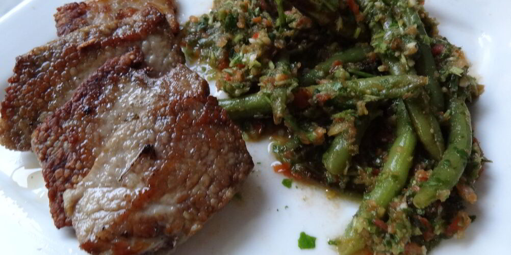 Рецепт жареного вымени с теплым салатом из зеленой фасоли