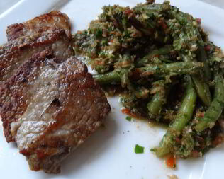 Жареное вымя с теплым салатом из зеленой фасоли