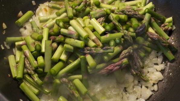 ньокки с креветками и спаржей