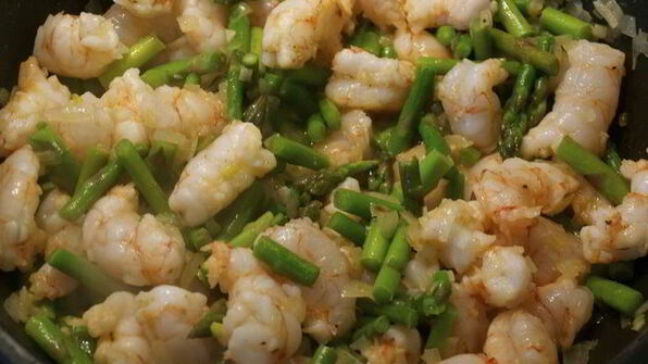 ньокки с креветками и спаржей