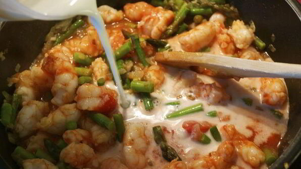 ньокки с креветками и спаржей