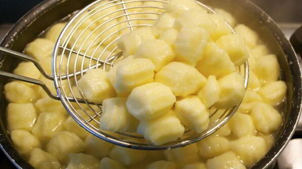 ньокки с креветками и спаржей