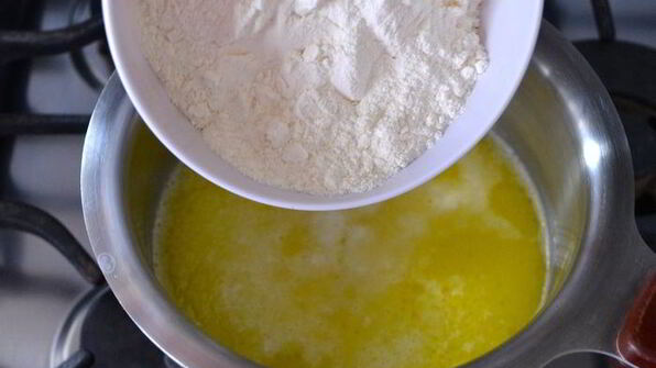 ньокки-суфле под грибным соусом бешамель