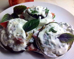 Баклажаны со сметаной и зеленью