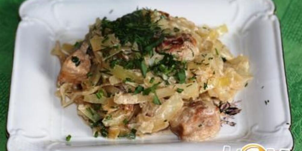 Рецепт капусты тушеной со свининой в сметане