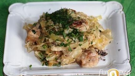 Капуста тушеная со свининой в сметане