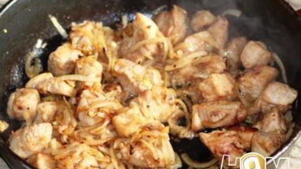 капуста тушеная со свининой в сметане