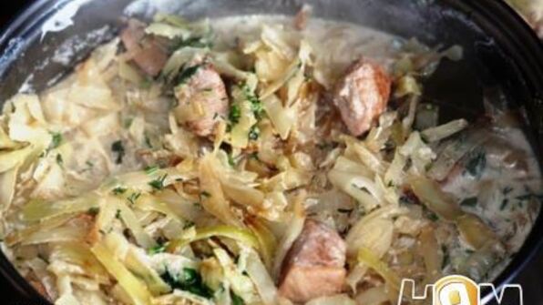 капуста тушеная со свининой в сметане