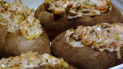 Картофель фаршированный лососем