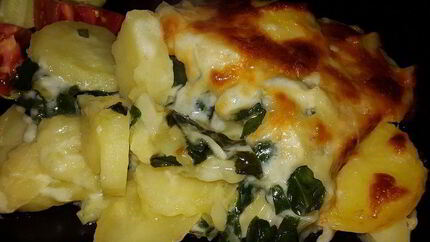 Картофель, запеченный с моцареллой и шпинатом