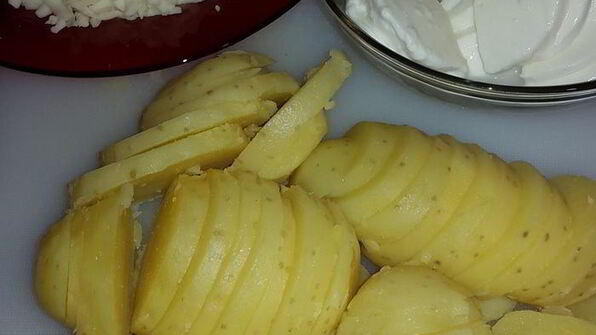 картофель, запеченный с моцареллой и шпинатом