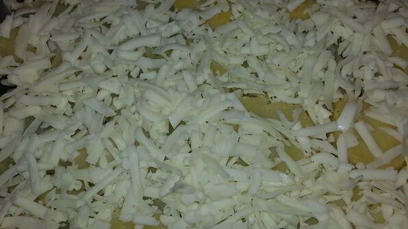 картофель, запеченный с моцареллой и шпинатом