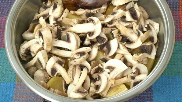 картошка и шампиньоны тушеные в сметане