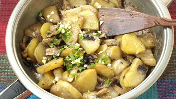 картошка и шампиньоны тушеные в сметане