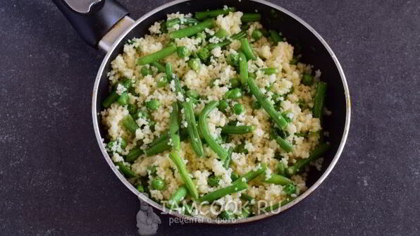 кус-кус с зеленым горошком и стручковой фасолью