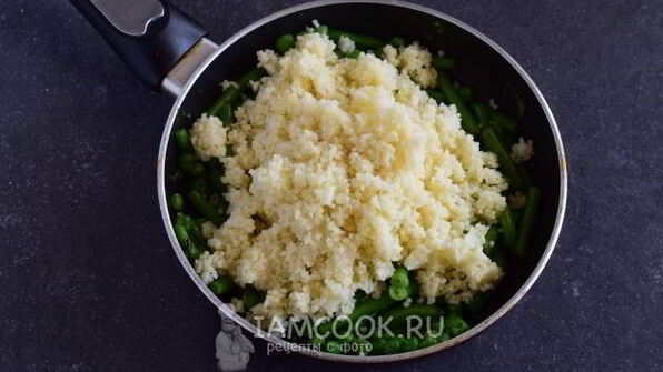 кус-кус с зеленым горошком и стручковой фасолью