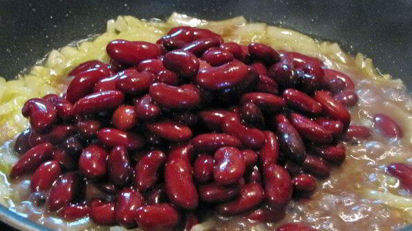 лобио и плавленный сыр с лавашом