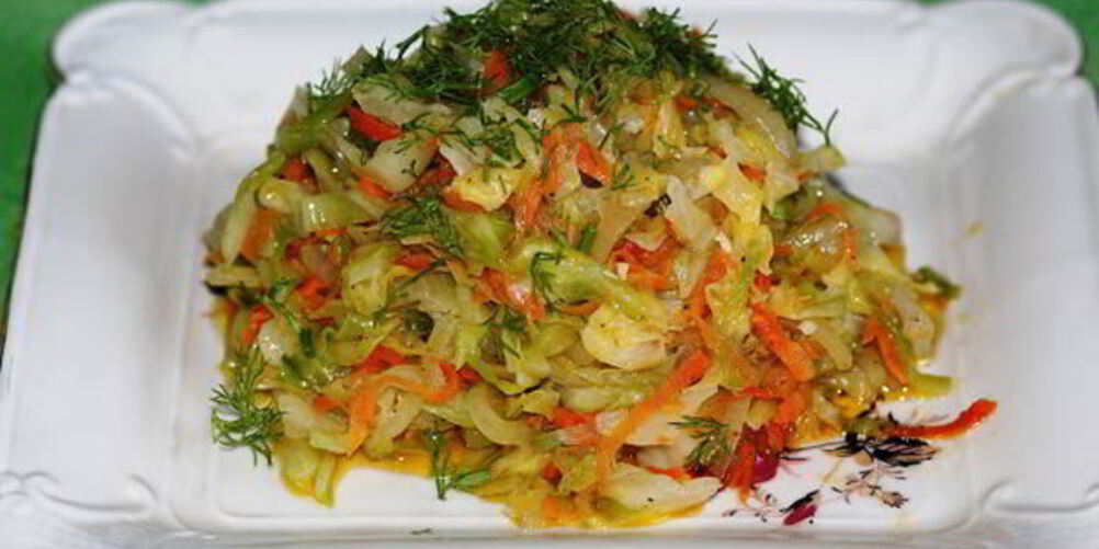 Рецепт молодой капусты тушеной с луком и морковкой