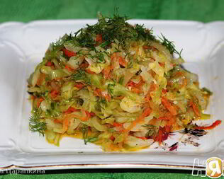 Молодая капуста тушеная с луком и морковкой